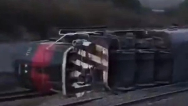 Tren El choque del tren que transportaba alcohol etílico, etanol, grano y vehículos, causó la volcadura del tren, una explosión e incendio, con llamas de más de 12 metros de altura