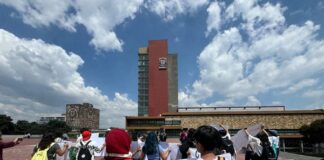 Estudiantes de la Facultad de Contaduría marchan a Rectoría para exigir cese de su director Los universitarios exigen la destitución de su director Armando Tomé González