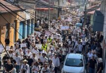 Multitudinaria marcha en Uruapan en exigencia de justicia por el asesinato de Carlos Manzo Uruapan amaneció paralizado. Cientos de negocios cerraron hoy en repudio por el homicidio de Manzo
