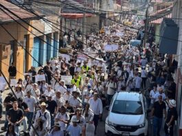 Multitudinaria marcha en Uruapan en exigencia de justicia por el asesinato de Carlos Manzo Uruapan amaneció paralizado. Cientos de negocios cerraron hoy en repudio por el homicidio de Manzo