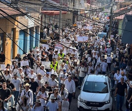 Multitudinaria marcha en Uruapan en exigencia de justicia por el asesinato de Carlos Manzo Uruapan amaneció paralizado. Cientos de negocios cerraron hoy en repudio por el homicidio de Manzo
