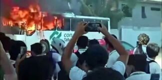 Queman alumnos de Conalep-Tabasco camión por becas Ante la inconformidad, los jóvenes quemaron la unidad e intentaron bloquear la carretera federal Villahermosa – Frontera