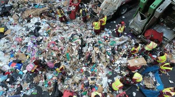 Basura-CdMx Como parte de su protesta, los quejosos tiraron toneladas de basura sobre la avenida Fray Servando