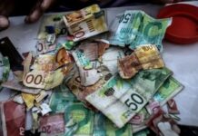 El estudiante que repara billetes en Gaza, donde no entra dinero desde hace más de 2 años Durante la guerra, muchos pequeños comerciantes que antes ofrecían servicios de transferencia y cambio de dinero, debieron adaptarse a la urgente demanda de efectivo