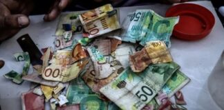 El estudiante que repara billetes en Gaza, donde no entra dinero desde hace más de 2 años Durante la guerra, muchos pequeños comerciantes que antes ofrecían servicios de transferencia y cambio de dinero, debieron adaptarse a la urgente demanda de efectivo