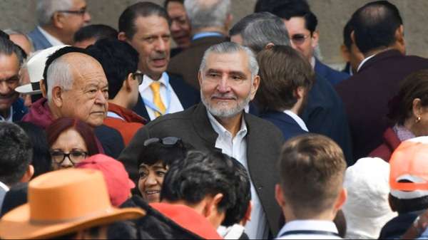 Libros Lo-Senado Adán Augusto López Hernández rechazó que los ejemplares del libro de AMLO que regaló hayan sido adquiridos con recursos del Senado o de Morena