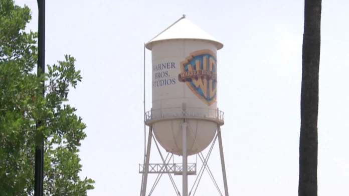 Paramount lanzó el lunes una oferta pública de compra para adquirir Warner Bros Discovery (WBD), el gigante de Hollywood que también posee CNN, desafiando así el controvertido acuerdo de Netflix