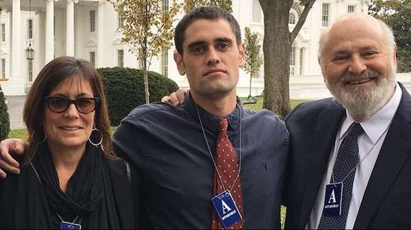 Reiner El director y su esposa fueron hallados muertos en su casa de Los Ángeles. La policía mantiene a su hijo en custodia