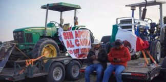 Agricultores protestan contra Ley de Aguas con caravana de tractores en CDMX Cerca de 100 tractores se dirigen a la CDMX para concentrarse en la Cámara de Diputados, donde prevén realizar una manifestación en contra de la Ley de Aguas