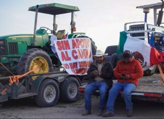 Agricultores protestan contra Ley de Aguas con caravana de tractores en CDMX Cerca de 100 tractores se dirigen a la CDMX para concentrarse en la Cámara de Diputados, donde prevén realizar una manifestación en contra de la Ley de Aguas