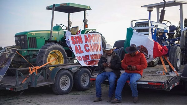Tractores-CdMx Cerca de 100 tractores se dirigen a la CDMX para concentrarse en la Cámara de Diputados, donde prevén realizar una manifestación en contra de la Ley de Aguas