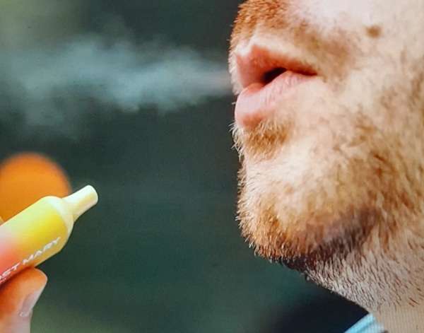 Vapeadores El Pleno de la Cámara aprobó en lo general la reforma a la Ley General de Salud, que plantea la prohibición de cigarrillos electrónicos, vapeadores y otros sistemas o dispositivos análogos