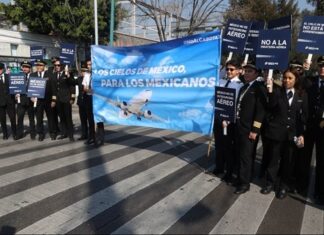 Protestas no influyen: Pilotos extranjeros seguirán volando en México Pilotos protestan por el permiso que se le concedió a la empresa Volaris para que pueda contratar pilotos extranjeros para vuelos nacionales