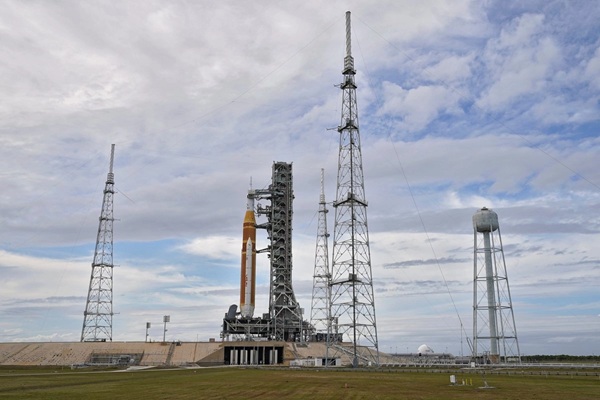Estación Espacial El nuevo cohete Artemis II de la NASA se encuentra en la plataforma de lanzamiento 39-B del Centro Espacial Kennedy el jueves 22 de enero de 2026 en Cabo Cañaveral, Florida