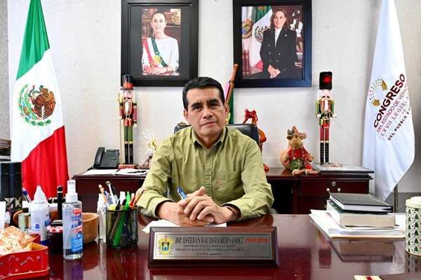 Esteban Bautista Esteban Bautista Hernández aceptó que ha dialogado con alcaldes de todas las fuerzas políticas “pero yo no ando buscando que renuncien y mucho menos amenazándolos con su cuenta pública”.