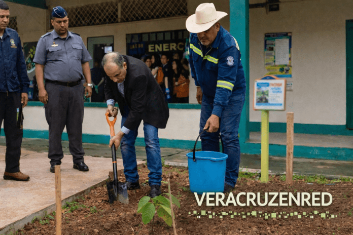 Autoridades municipales de Minatitlán participan en jornada de reforestación del programa Guardianes del Medio Ambiente para fomentar la conciencia ambiental.