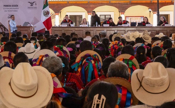 Autogobierno-Tenejapa Se determinó que el Congreso de Chiapas incurrió en omisión legislativa al no establecer mecanismos para reconocer gobiernos comunitarios ni garantizar su acceso directo a recursos.