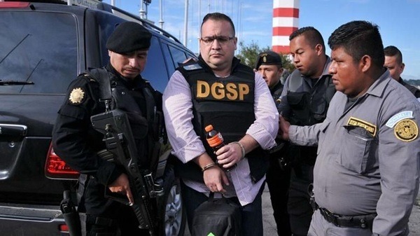 Javier N Mucho más que ese dinero, el sanguinario Duarte de Ochoa lo gastó nomás en la residencia y la camioneta de lujo para Xóchitl Tress Rodríguez, según un testigo que también fue funcionario y ladrón en la Secretaría de Educación de Veracruz.