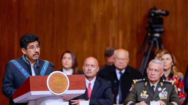 Magistrado-Zapatos En su discurso de este jueves, el ministro Hugo Aguilar destacó la relevancia de la Constitución de 1917 porque respondió a las necesidades del pueblo, que ha padecido “desigualdades, atropellos, injusticias y excesos de las élites”.