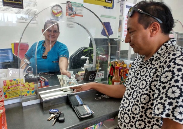 Remesas La persecución de los migrantes y la aplicación de un impuesto a las remesas en Estados Unidos ha disminuido los envíos de dinero a familias mexicanas.