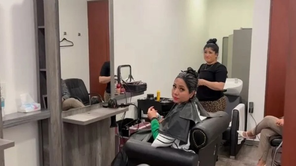 Senado-Estética Este miércoles, la legisladora Juanita Guerra Mena, del Partido Verde, acudió a pintarse el cabello al lugar ubicado en el piso dos del recinto.