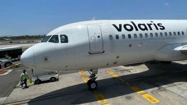 Volaris-AirCanadá Las aerolíneas informaron esta medida en el marco de los bloqueos y quema de negocios que se han reportado en la localidad a lo largo del domingo.