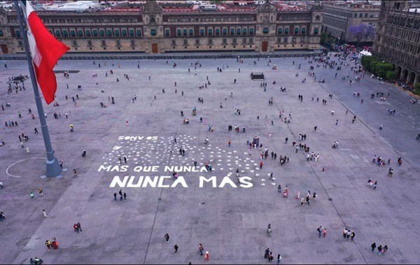 Argentinos-México Integrantes del colectivo H.I.J.O.S. México replicaron los icónicos pañuelos blancos con nombres de desaparecidos y colocaron flores; participaron exiliados, familiares y activistas.