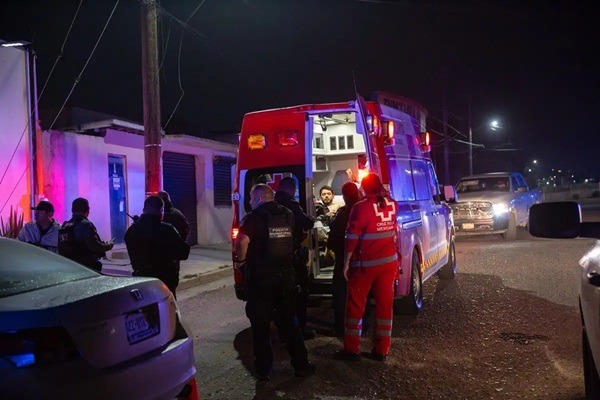 Atentado-Grupo En el lugar fueron localizados casquillos percutidos de arma corta, por lo que el área fue acordonada por las autoridades, mientras agentes de investigación iniciaron las diligencias correspondientes para dar con el responsable.