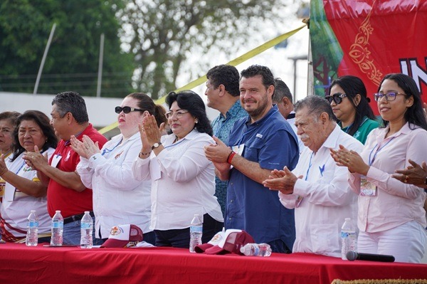 CVP-Intertécnica Acompañado de autoridades educativas, el alcalde presenció la ceremonia inaugural y el arranque de las competencias en disciplinas como atletismo, básquetbol, fútbol y voleibol, donde las y los jóvenes participantes demostraron su talento y espíritu deportivo.