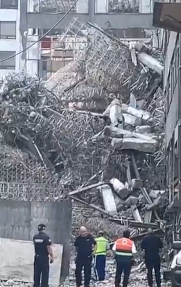 CdMx-Edificio Los servicios de emergencia ya se encuentran en el lugar.