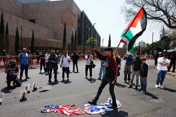 CdMx-EmbajadaEU Durante esa intervención se registraron algunos empujones entre manifestantes y policías, aunque la situación no pasó a mayores.