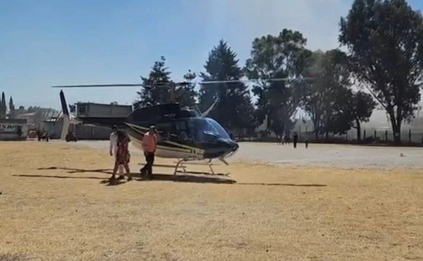 Chiconcuac-Helicóptero Los pobladores subieron a las redes sociales múltiples videos de la llegada de la aeronave y el descenso de los funcionarios municipales; mientras cibernautas, criticaron la acción, y acusaron al alcalde de utilizar recursos públicos para la renta de dicha aeronave.