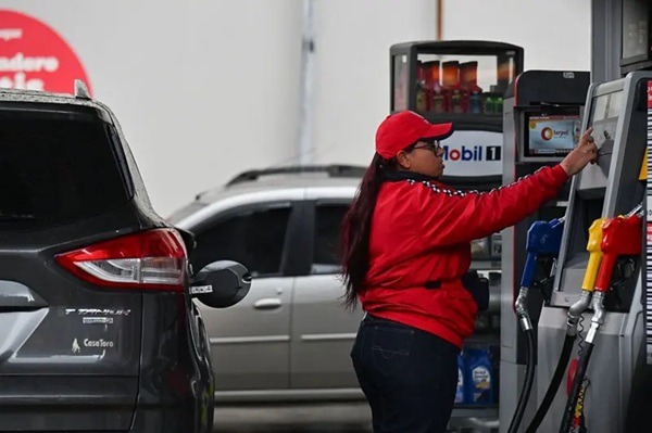 Combustibles En México, el gobierno activó el subsidio a las gasolinas, aumentó el apoyo fiscal al diésel y llegó a un acuerdo con las empresas para fijar un precio máximo a este combustible.