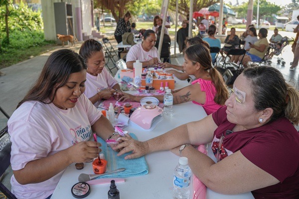 Cosoleacaque-Expo Mujer El Gobierno Municipal agradece la participación de todas las personas que acudieron y formaron parte de esta importante actividad, destacando el interés de la comunidad por aprovechar estos espacios diseñados para su atención y desarrollo integral.