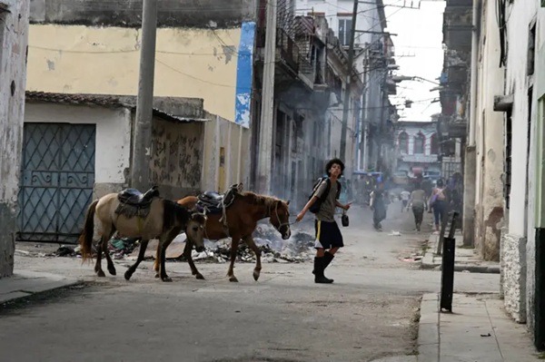 Cuba-Manifestaciones La semana pasada, un grupo de estudiantes se congregó en la Universidad de La Habana para protestar por las interrupciones en su formación académica, provocadas por el agravamiento de la crisis energética.