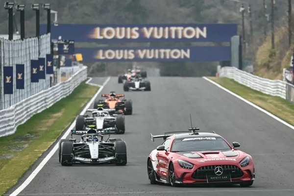 F1 Oliver Bearman evitó a Franco Colapinto, pero terminó enviando su coche contra una barrera de seguridad, con una contusión y su coche muy dañado.