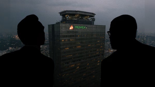 Fiesta XV-PEMEX Atzayaelh Torres, columnista de El Financiero, señala a este par de empresarios petroleros de manejar un esquema de desfalco en contra de Pemex que les ha permitido ‘ordeñar’ hasta 30 millones de dólares.