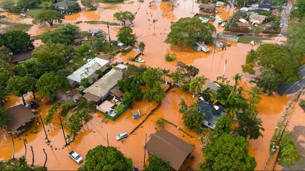 Hawai-Inundaciones Lluvias extremas provocaron un desastre en Hawái; los daños superan mil millones de dólares y crece alerta por colapso de una presa.