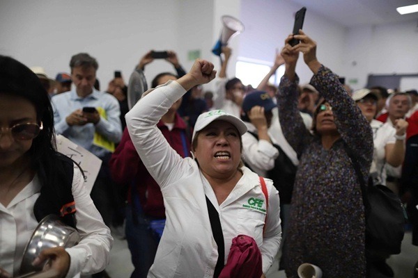 Jubilados Después de una hora, las personas que habían sido encapsuladas en la garita de ingreso a la Cámara salieron y se negoció un diálogo con legisladores de PAN, PRI y PT, que anunciaron reservas para eliminar la retroactividad del recorte a las pensiones de los trabajadores de base.