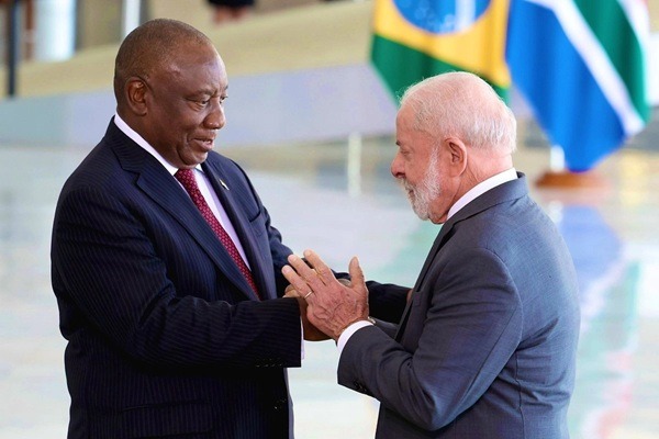 Lula-Sudáfrica Lula se ha opuesto abiertamente a esa medida y ha sido crítico con los ataques del gobierno estadunidense contra supuestas narcolanchas en el Pacífico y en el Caribe, que dejan más de 150 muertos desde septiembre.