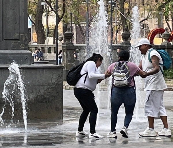 México-Felicidad Cada 20 de marzo se conmemora el Día Internacional de la Felicidad, derivado de una resolución de Naciones Unidas. Esta fecha tiene el objetivo de reconocer la relevancia de esta condición, entendida como la medida en que la experiencia de vida de las personas resulta satisfactoria, grata y significativa. Este es un indicador fundamental de la calidad de vida.
