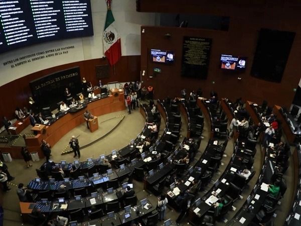 Reforma Electoral Avanzó ayer en el Senado la reforma electoral de la presidenta Claudia Sheinbaum, que permite llevar a cabo la consulta sobre revocación de mandato en 2027 y faculta a la jefa del Ejecutivo federal a promocionar ese proceso, al aprobarse en comisiones con los votos de Morena y PVEM.