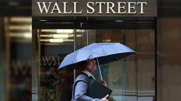 Wall Street Los tres principales índices bursátiles cayeron más de 1%, luego de que el ayatolá prometió mantener el estrecho de Ormuz cerrado.