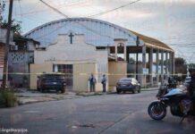 Con veintidós asesinatos -veinte directos y dos indirectos- Acayucan, Veracruz, vive/padece una coyuntura histórica tragicómica: cruel, dolorosa, con aroma de Café Palacio… Mataron a tres integrantes de una familia en su domicilio del barrio Cruz Verde: uno cayó sin vida en el acto; la segunda víctima (hermana del primero) murió horas más tarde en el hospital Acayucan-Oluta, a causa de la acción de sicarios impunes y libres como el viento caliente de surada con olor a infierno.