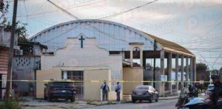 Con veintidós asesinatos -veinte directos y dos indirectos- Acayucan, Veracruz, vive/padece una coyuntura histórica tragicómica: cruel, dolorosa, con aroma de Café Palacio… Mataron a tres integrantes de una familia en su domicilio del barrio Cruz Verde: uno cayó sin vida en el acto; la segunda víctima (hermana del primero) murió horas más tarde en el hospital Acayucan-Oluta, a causa de la acción de sicarios impunes y libres como el viento caliente de surada con olor a infierno.