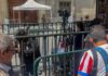 Comerciantes agreden y amenazan a periodistas de la fuente presidencial frente a Palacio Nacional Tras el ataque a la prensa en la calle Corregidora, un representante del gobierno local señaló que grupos de vendedores se resisten a ser reubicados.