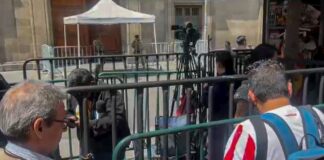 Comerciantes agreden y amenazan a periodistas de la fuente presidencial frente a Palacio Nacional Tras el ataque a la prensa en la calle Corregidora, un representante del gobierno local señaló que grupos de vendedores se resisten a ser reubicados.