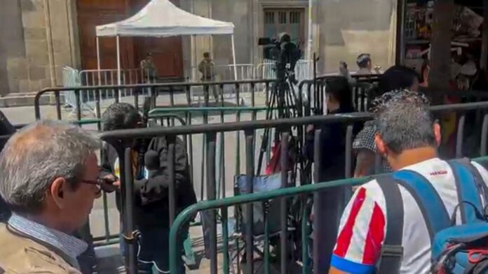 Tras el ataque a la prensa en la calle Corregidora, un representante del gobierno local señaló que grupos de vendedores se resisten a ser reubicados.