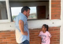 El gobierno de Cosoleacaque apuesta por el talento y la formación de sus nuevas generaciones La formación integral de las niñas, niños y jóvenes es una prioridad en el municipio. Por ello, se ofrecen clases gratuitas en disciplinas deportivas como voleibol, fútbol y básquetbol, así como talleres culturales de teatro, música, jarana y otras actividades en la Casa de Cultura, acercando opciones formativas accesibles para todas las familias.