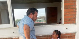 El gobierno de Cosoleacaque apuesta por el talento y la formación de sus nuevas generaciones La formación integral de las niñas, niños y jóvenes es una prioridad en el municipio. Por ello, se ofrecen clases gratuitas en disciplinas deportivas como voleibol, fútbol y básquetbol, así como talleres culturales de teatro, música, jarana y otras actividades en la Casa de Cultura, acercando opciones formativas accesibles para todas las familias.